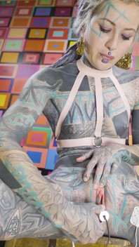 Solo latexová elektro hra s postrojem - BDSM záhybná akce