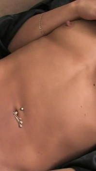 Seducente mora si masturba durante il sesso telefonico