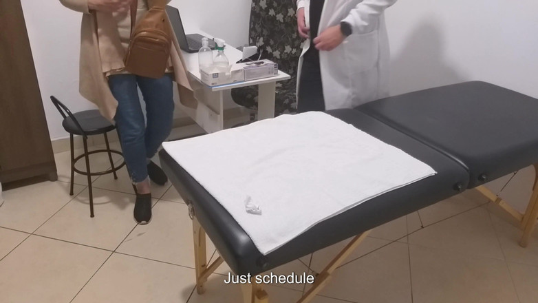 Gabi SweetCouplesStories: Echter Urologe führt eine anal untersuchung durch und heilt sie...