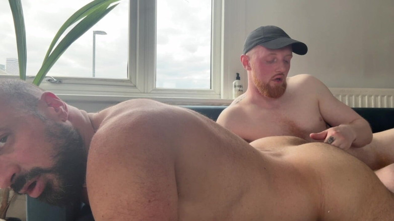 8IncherGinger: Un garçon jumelle prend le contrôle d’une grosse bite blanche