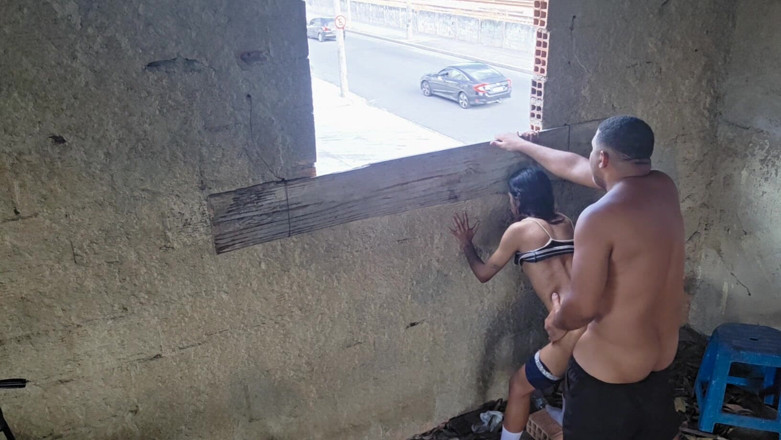 Bebes vagabundas: Ein junges Mädchen schaut gerne auf die Straße