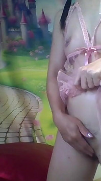 Hana Memakai Pakaian Seksi di Bilik Kerjanya