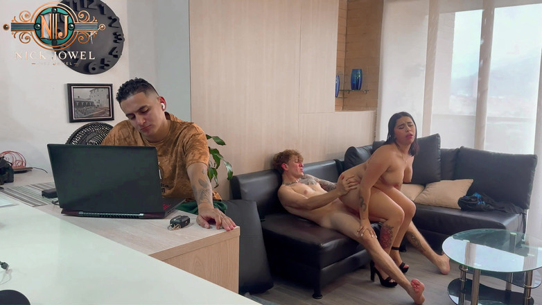 NickJowel: Tôi đụ vợ của bạn tôi trong khi anh ấy làm việc...