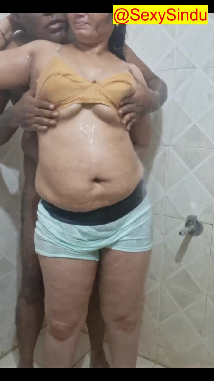 Sexy sindu: Cuplu fierbinte făcând baie sărutându-se