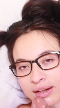 Glisse et brosse ma chatte sur son visage et sa bite