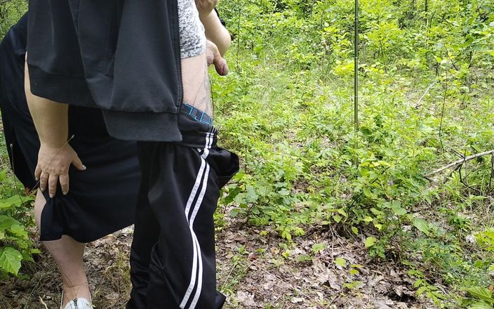 Zona901: Buurvrouw zuigt mijn lul in een park en slikt heet...