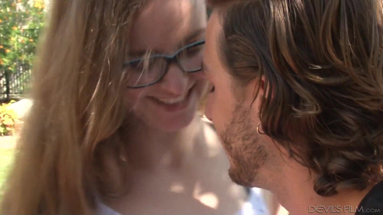 Out Of The Family: Stiefmutter beobachtet mich beim ficken im park