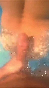 Cuplu sexy sex la piscină - vecinii adoră când punem un spectacol!