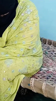Bini curang bertetek besar memberikan handjob dan melancap, dia nafsu India hubbyz zakar besar