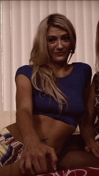 MILF blonde dalam keseronokan lesbo