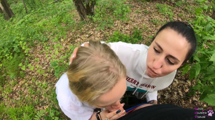 YSP Studio: Două iubite sug pula în pădure - VEDERE LA PERSOANA 1