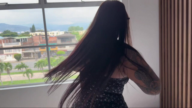 AlejandraGarciax: Eine große Haushälterin putzt mein Zimmer und fickt mich