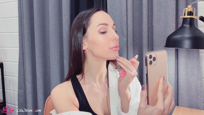 Lilu Moon: Si rambut coklat panas berkongkek gaya doggy tegar sehingga creampie...