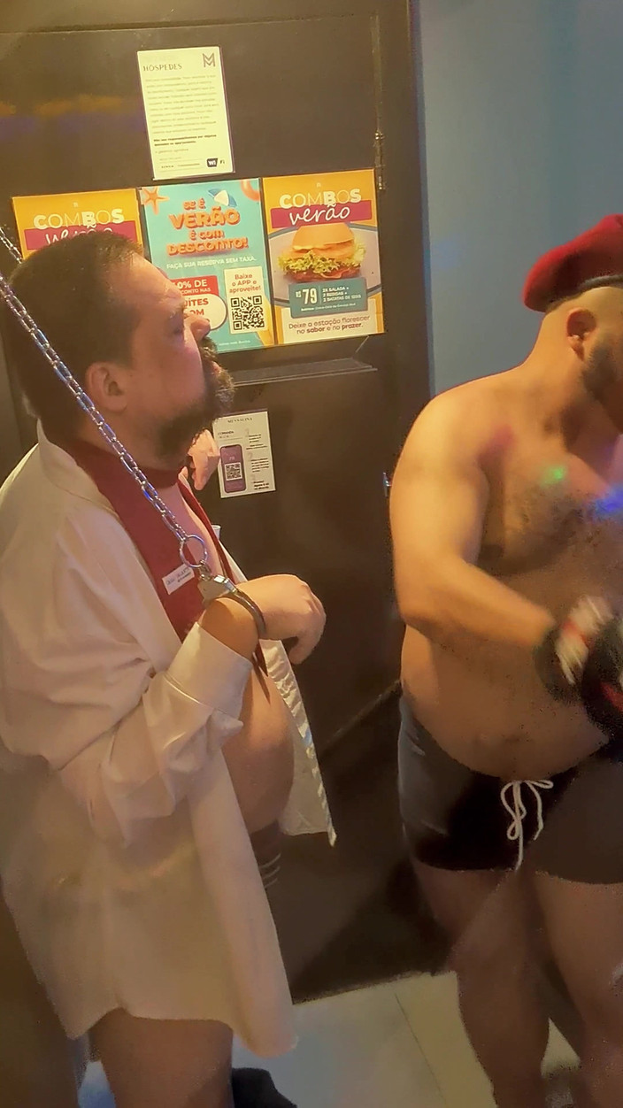 Punchbagplz: Manschett och kontrollerad - motellrums dominans