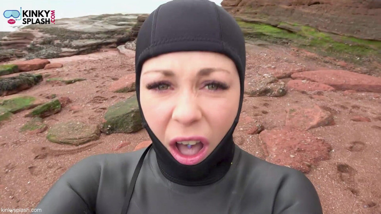 UKCuteGirl: Wetsuit Giantess encontra um pequeno brinquedo para provocar
