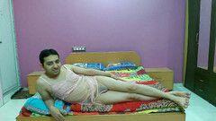 Cute & Nude Crossdresser: 穿着粉色内衣和丁字裤的性感娘娘腔变装者femboy Sweet Lollipop。