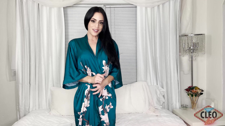 Cleo: Cleo seksi bornoz striptiz