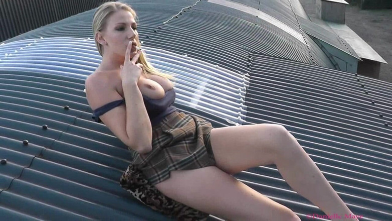 Danielle Maye: Fumando sul tetto
