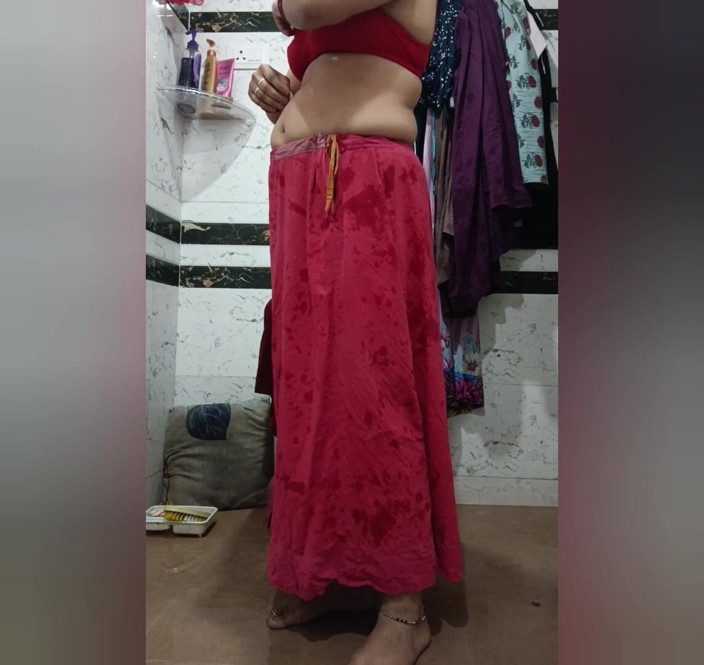 Priyahot77: プリヤ・ババイのサイドフィンガーで大きなお尻