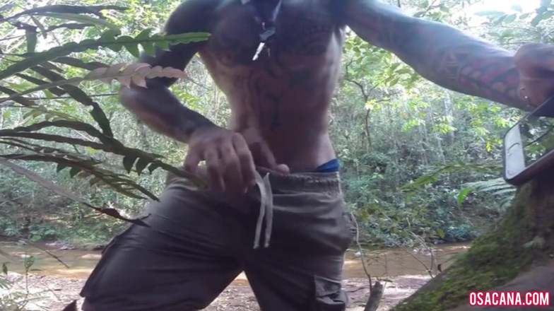 World Gay: Handjob im Wasserfall kommt von Soft Cock