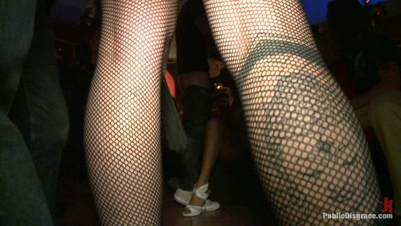 Public Disgrace by Kink: Grandi tette, culo rotondo, in vergogna