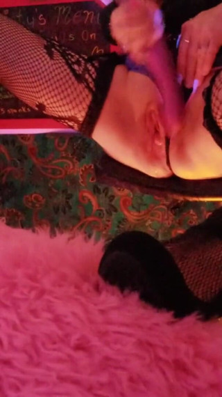 Kittys lounge: kitty loves to squirt live