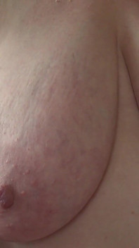 Büyük Doğal Göğüsler Yakın Planda. Ev Kamerası Olgun Eşi Izliyor.