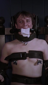 Ricky na krześle bondage, stalowy knebel i wyściółka na skarpetki.