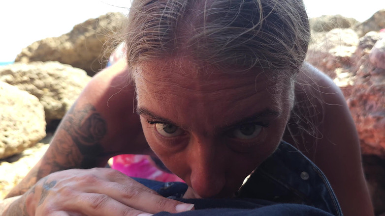 Melody Pleasure: Une Baise Rapide Sur La Plage Sous Le Soleil Espagnol