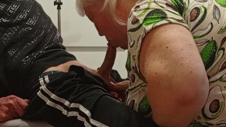 Zona901: 義母が口の中に射精するようにフェラチオをしてくれます