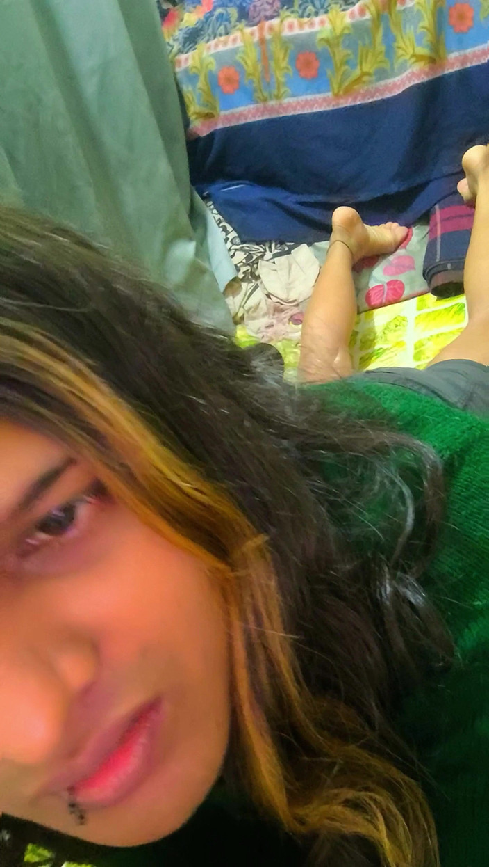 Zoyasazadai: ゾーヤ・シェザディがリビングルームで一人で楽しんで、より幸せを感じています