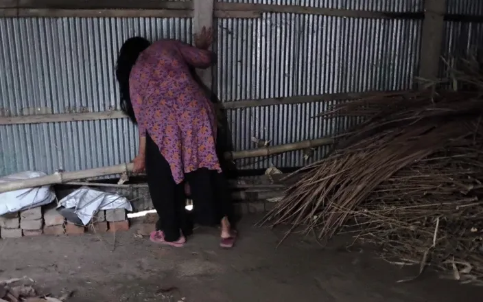 SAFI TV: I See My StepCousin Cleaning the House I Hugged Her...