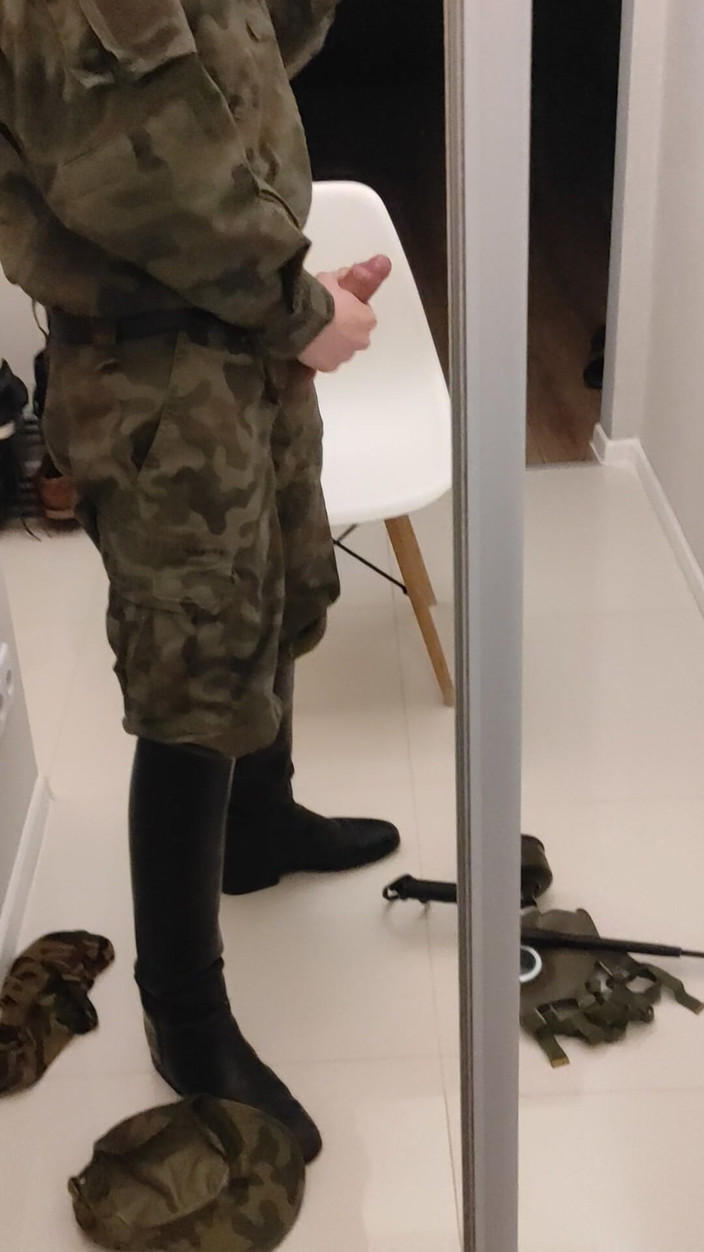 Gayfucker25: Ein Soldat wichst in den Stiefeln eines Offiziers