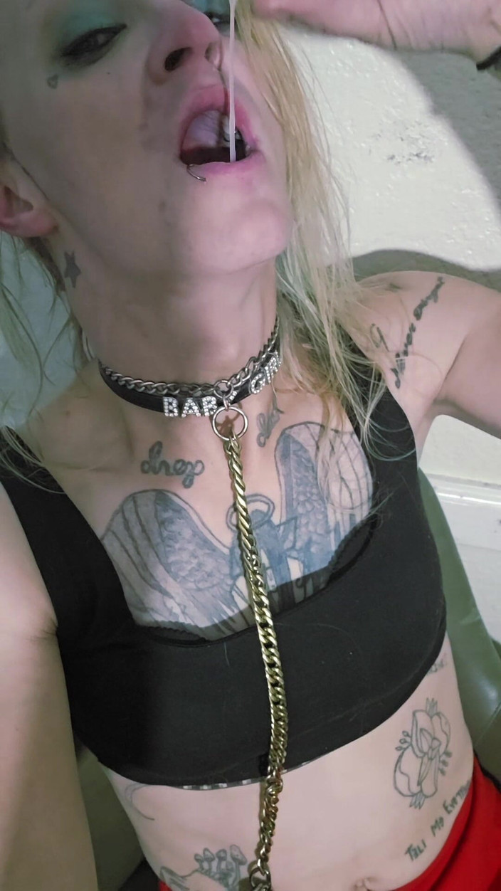 Lynn Kaotik: Sucia y fina chica trans jugando con semen, de su...