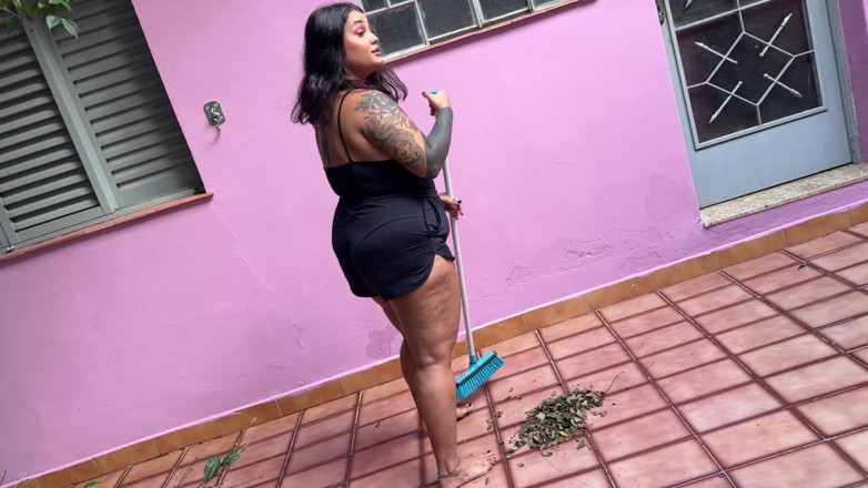 Quente club: Neighbor Went to Help the Chubby Girl Sweep the Yard...