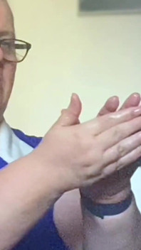 Gilf matură se ocupă de pula iubitului ei făcând ca pula să picure cu spermă
