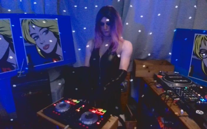 XXLUCYLUSHXX: Сиськи и техно - кто будет смотреть это на еженедельном livestream?
