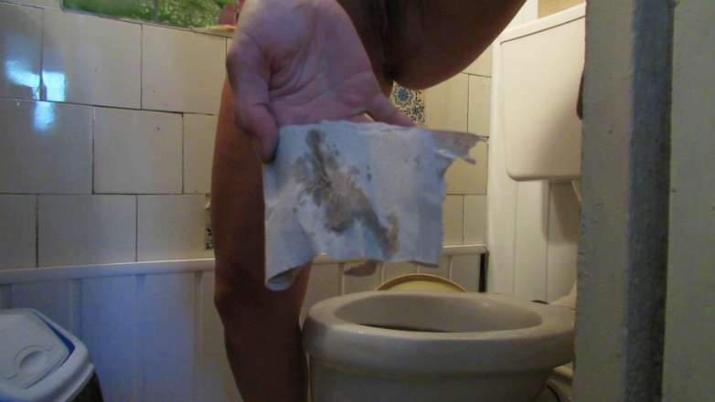 SexyAnka: Một người đẹp với cái lồn đầy lông đi tiểu trong nhà vệ...