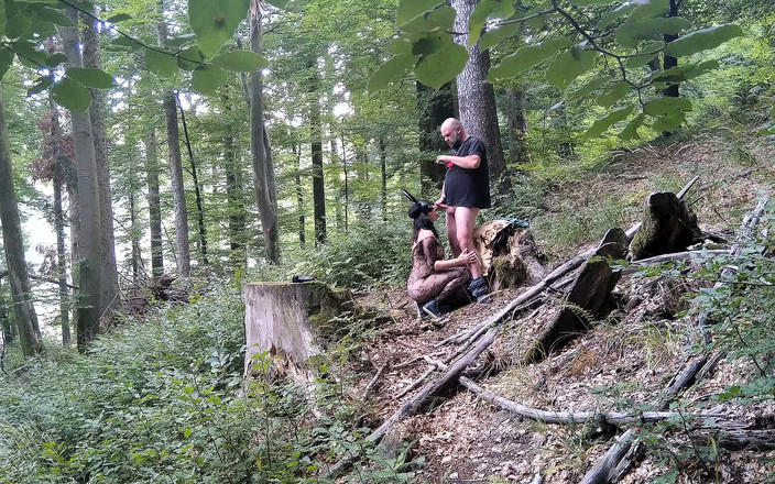 Toilet Mommy: Děvka manželka v masce zajíčka se odlidšťovala venku