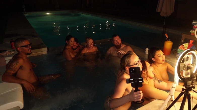 9 Block Productions: Orgie dans un jacuzzi