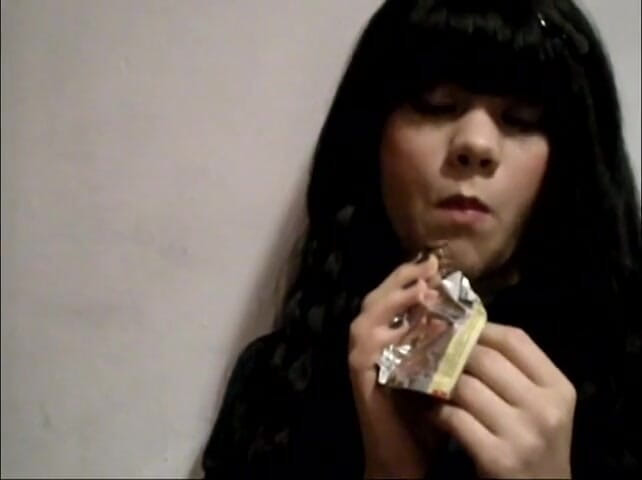 Solo Austria: Lea is eating on camera