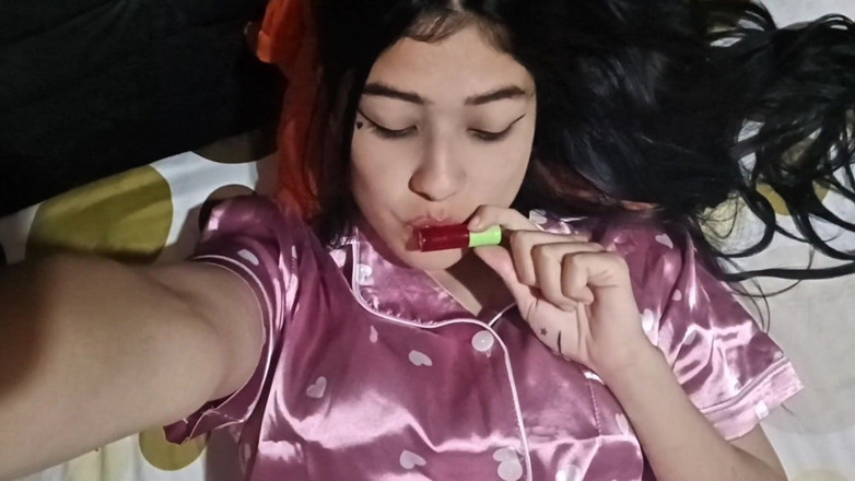 Yulieth Gomez: 湿润阴户的自慰特写