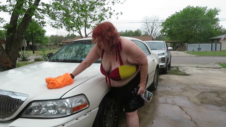 BBW nurse Vicki adventures with friends: Seksowna dojrzała gruba ruda pielęgniarka Vicki myje swój samochód!