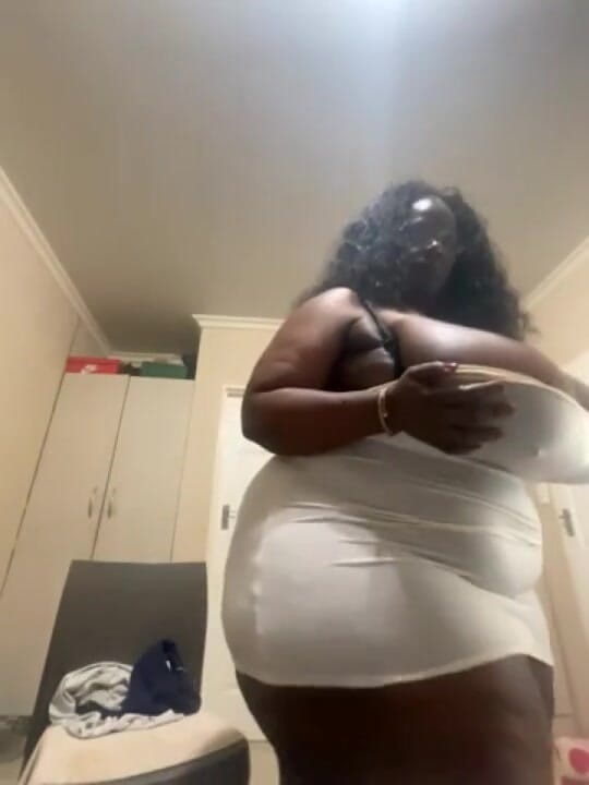 Legendary Booty Overdose: Ebenholz bBW zeigt ihre sexy kurven