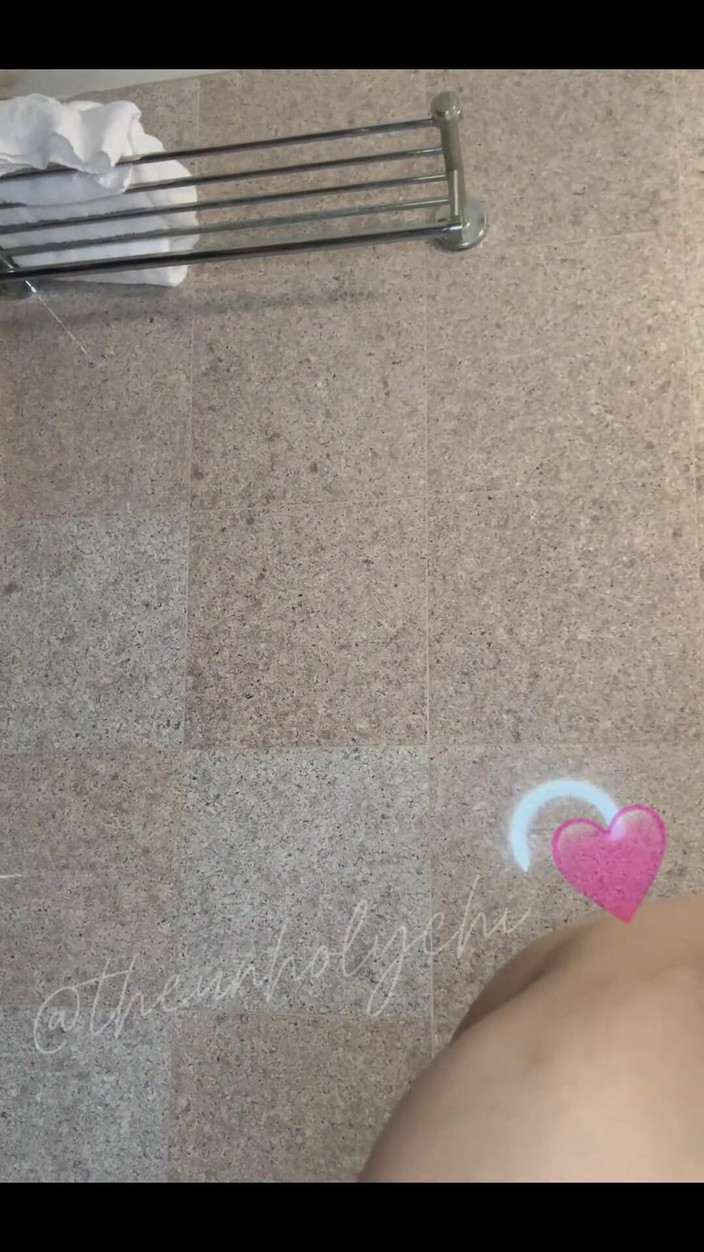 theunholychi: 生意気でおしっこすること