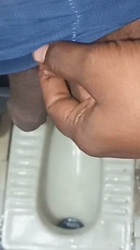 Hintli kız arkadaşım göğüslerini emiyor