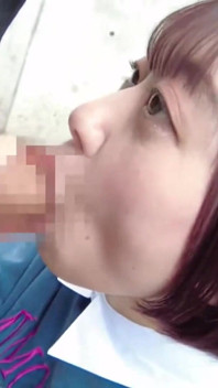 濡れた跡がさまよい、彼女が裸にする場所にきらめくいたずらの跡を残します