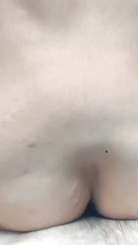 Beni ıssız bir yerde sikiyor ve beni bir fahişe gibi sikiyor, bir jet spermle götümü su basıyor.