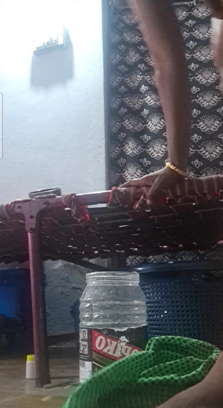 Jayaselvi: Тамильская тетушка пальцами и проходит моча