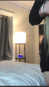 Super sexy blonde transe benutzt dildo vor der kamera